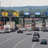 Koniec drogi dla tirów w Polsce. Na bramkach autostradowych widać zakaz jazdy dla ciężarówek, podczas gdy samochody osobowe mogą przejechać.