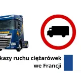 Niebieska ciężarówka DAF obok znaku zakazu ruchu dla pojazdów ciężarowych. Tekst: "Zakazy ruchu ciężarówek we Francji" i flaga Francji.