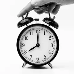 Budzik pokazuje 8:00. Ile godzin można jechać tirem? Czas na przerwę!