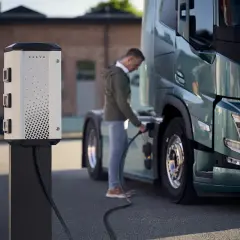 Mężczyzna ładuje zielonego Volvo. Czy dyspozycja to pauza? Czekamy na zieloną energię.