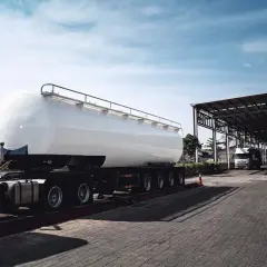 Ciężarówka z cysterną na placu. Może to być część kursu tdt, przygotowanie do transportu.