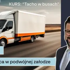 Biały bus z pomarańczowym pasem jedzie po drodze. Obok uśmiechnięty mężczyzna w garniturze.