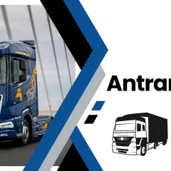 Niebieska ciężarówka DAF z logo Antrans BIS na tle mostu. Idealna praca kierowca tira międzynarodowy.