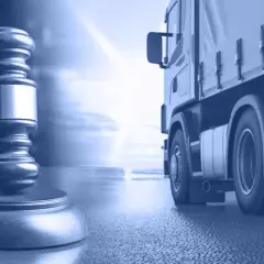 Młotek sędziowski i ciężarówka symbolizują prawo w transporcie. Rozstrzyganie sporów w e-przewóz.