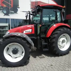 Czerwony traktor Ursus Basak, idealny do pracy w polu. Posiadając prawo jazdy kat B+T uprawnienia, możesz nim legalnie jeździć.