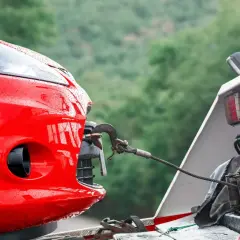 Czerwony samochód holowany. Kierowca zapomniał o badaniach lekarskich i dostał mandat.