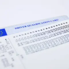 Karta kierowcy z oznaczeniem UK i UE, obok wydruk z danymi. info-car karta kierowcy.