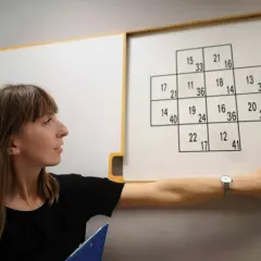Psycholog analizuje wyniki testu, który może być częścią orzeczenia psychologicznego kat B.