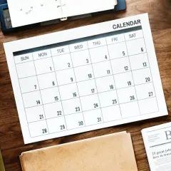 Planujesz urlop? Kiedy można zrobić dwie pauzy 24h pod rząd? Kalendarz, budzik i laptop sugerują, że to możliwe.