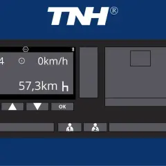 Wyświetlacz tachografu VDO pokazuje 13:54, 0 km/h i 57,3 km. Dowiedz się, jak sprawdzić czas pracy na tachografie.