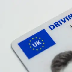 Zbliżenie na brytyjskie prawo jazdy. Dowiedz się, jak przedłużyć kartę kierowcy, aby móc dalej podróżować.