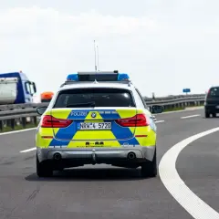 Niemiecki radiowóz na autostradzie. Zatrzymane prawo jazdy w Niemczech – czy mogę jeździć w Polsce?
