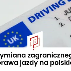 Dowiedz się, jak wymienić zagraniczne prawo jazdy na polskie. Na zdjęciu brytyjskie prawo jazdy i tekst informacyjny.