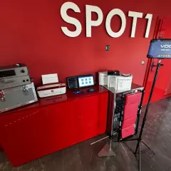 Sprzęt do wymiany tachografu: drukarka HP, tablet, urządzenia VDO i walizka z testerem.
