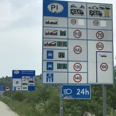 Znaki drogowe w Polsce informują, że kierowca busa do 3,5t może jechać 90 km/h, a powyżej tej masy 70 km/h.