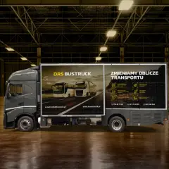 Ciężarówka DRS BUSTRUCK z informacjami o kursach ADR, symulatorze i doradztwie transportowym.