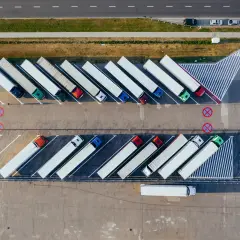 Parking dla ciężarówek z naczepami, gdzie kierowcy mogą skorzystać z sanitariatów.