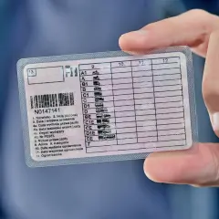 Dłoń trzyma polskie prawo jazdy. Widoczna jest data ważności uprawnienia, co pokazuje, ile jest ważne prawo jazdy.