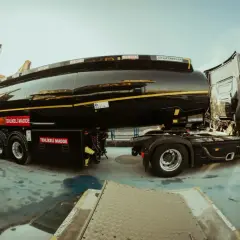 Ciężarówka z cysterną na materiały niebezpieczne, gotowa do transportu. Idealna dla tych, którzy szukają kursu ADR bez egzaminu.