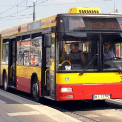 Autobus przegubowy 3360 linii 160 Dworzec Centralny, po udanej kwalifikacji wstępnej pełnej, rusza w trasę.