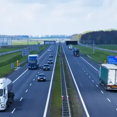Autostrada A4, gdzie obowiązuje ruch prawostronny w Polsce, z ciężarówkami i samochodami osobowymi.