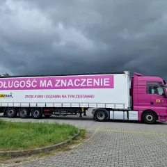 Różowa ciężarówka z napisem "Długość ma znaczenie. Zrób kurs i egzamin na tym zestawie!" zachęca do kwalifikacji wstępnej uzupełniającej.