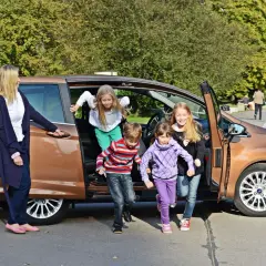 Dzieci wysiadają z samochodu. Ile osób można przewozic na kategorie b? Zależy od masy pojazdu i liczby miejsc.