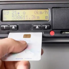 Wkładanie karty kierowcy do nowych tachografów. Urządzenie pokazuje czas i przebieg pojazdu.