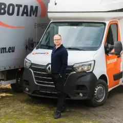 Właściciel jednoosobowej firmy transportowej bus, z dumą prezentuje swoje pojazdy z logo BOTAM.eu.