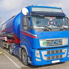 Błękitny Volvo FH z naczepą-cysterną, gotowy do egzaminu teoretycznego kat C.