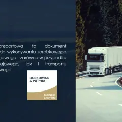 Biała ciężarówka pokonuje zakręt na malowniczej drodze, symbolizując sprawny przewóz drogowy. Licencja transportowa jest kluczem do legalnego transportu.