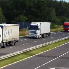 Ciężarówki jadące autostradą w niedzielę. Czy tiry mogą jeździć w niedzielę? Tak, widać je na drodze.