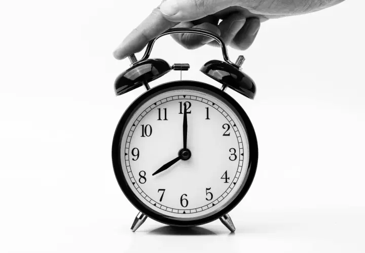 Budzik pokazuje 8:00. Ile godzin można jechać tirem? Czas na przerwę!