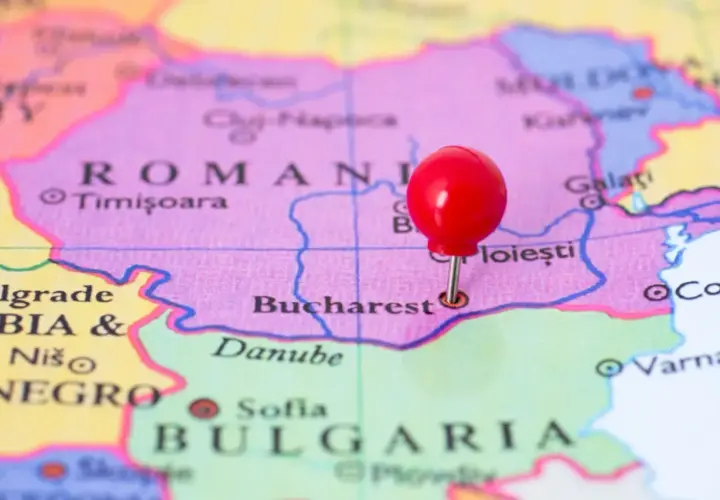 Czerwona pinezka na mapie zaznacza Bukareszt w Rumunii. Czy Bułgaria jest w Schengen? Mapa pokazuje też Sofię i Płowdiw.