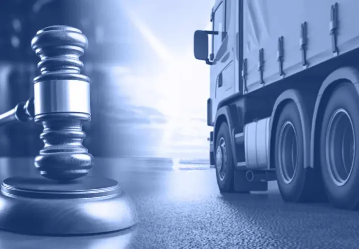 Młotek sędziowski i ciężarówka symbolizują prawo w transporcie. Rozstrzyganie sporów w e-przewóz.