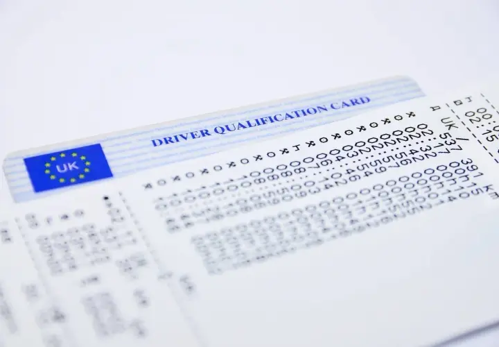 Karta kierowcy z oznaczeniem UK i UE, obok wydruk z danymi. info-car karta kierowcy.