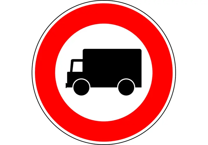 Znak zakazu wjazdu dla samochodów ciężarowych. Oznacza zakazy weekendowe dla transportu.