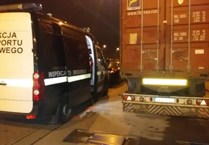 Kontrola ITD w firmie. Ciężarówka z kontenerem zatrzymana do kontroli. Kierowca może otrzymać karę za przekroczenie masy.