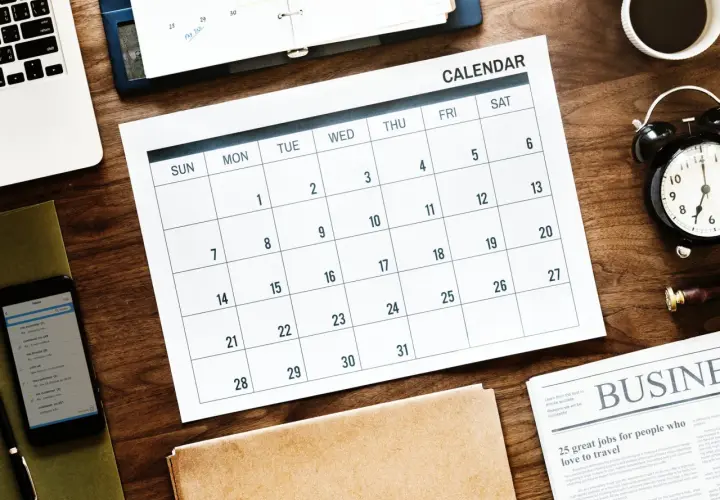 Planujesz urlop? Kiedy można zrobić dwie pauzy 24h pod rząd? Kalendarz, budzik i laptop sugerują, że to możliwe.