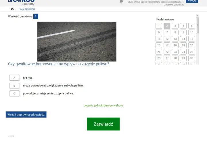 Test kwalifikacja wstępna przyspieszona: zdjęcie śladów hamowania na asfalcie i pytanie o wpływ gwałtownego hamowania na zużycie paliwa.