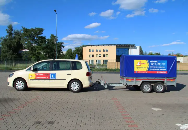 Samochód nauki jazdy z przyczepą. Na przyczepie informacja o kategoriach prawa jazdy, w tym B+E ile ton.
