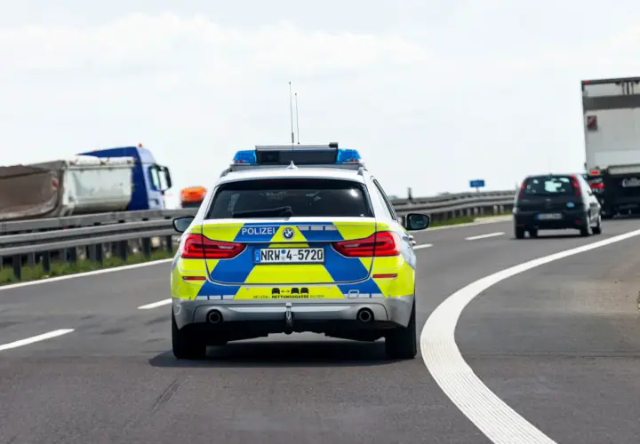 Niemiecki radiowóz na autostradzie. Zatrzymane prawo jazdy w Niemczech – czy mogę jeździć w Polsce?