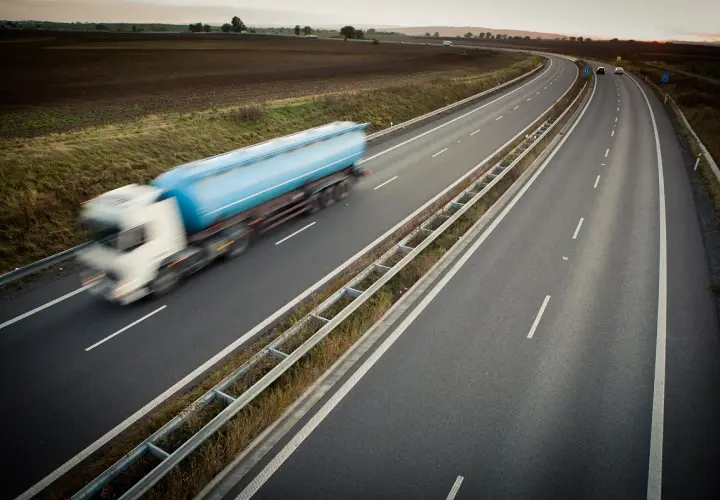 Ciężarówka z cysterną pędzi autostradą, być może omijając zakazy jazdy w Niemczech.