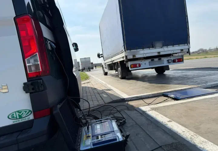 Ważenie ciężarówki na drodze. Kontrola dopuszczalnej masy całkowitej (DMC) w Polsce, uwzględniająca tolerancję przekroczenia.