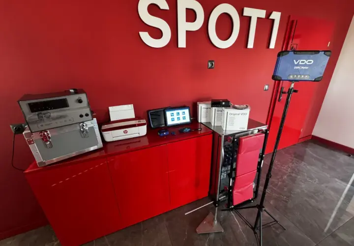 Sprzęt do wymiany tachografu: drukarka HP, tablet, urządzenia VDO i walizka z testerem.