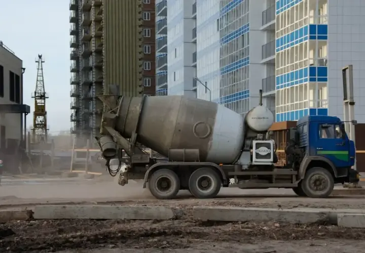 Betonomieszarka na budowie. Kierowca betonomieszarki zarobki zależą od doświadczenia i regionu.