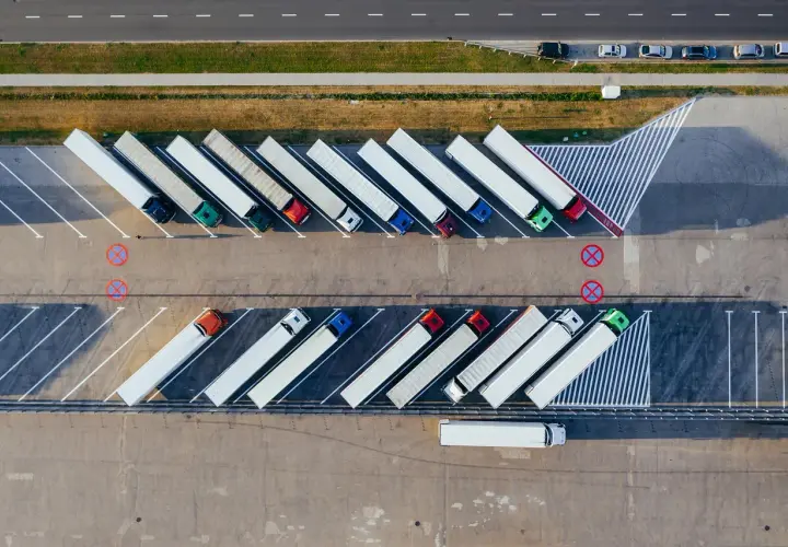 Parking dla ciężarówek z naczepami, gdzie kierowcy mogą skorzystać z sanitariatów.