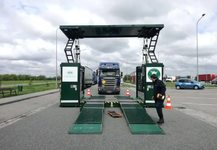 Kontrola ITD na autostradzie. Ciężarówka wjeżdża na wagę, inspektor czeka.