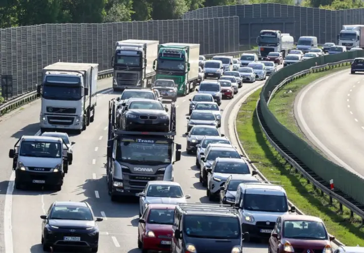 Korek na autostradzie 1 listopada. Ciężarówki stoją w długiej kolejce, podczas gdy samochody osobowe powoli się poruszają.
