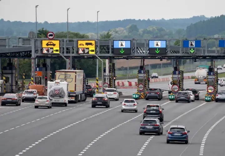 Koniec drogi dla tirów w Polsce. Na bramkach autostradowych widać zakaz jazdy dla ciężarówek, podczas gdy samochody osobowe mogą przejechać.